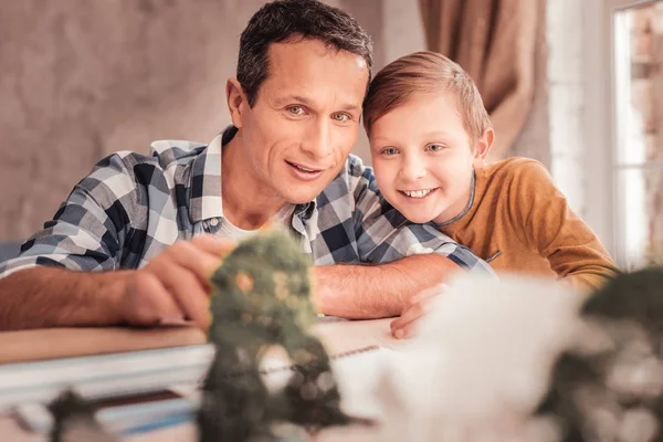 Uśmiechający się blue-eyed boy, opierając się na ramieniu ojca — Zdjęcie stockowe