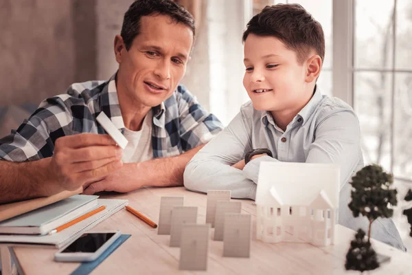 Otec a jeho roztomilý syn stavební model smart City — Stock fotografie