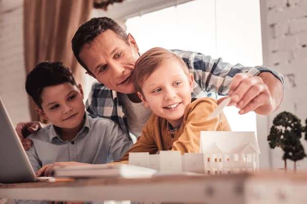 Padre adottivo che racconta ai figli delle energie rinnovabili — Foto Stock