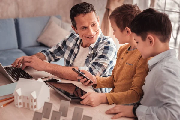 Padre devoto inteligente contando a sus hijos sobre energía renovable — Foto de Stock