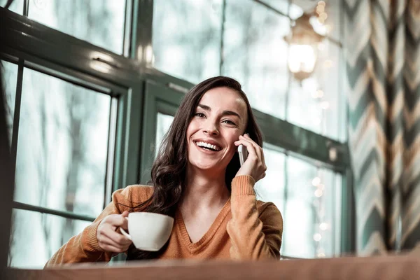 Geweldige langharige jonge vrouw aangenaam gesprek — Stockfoto