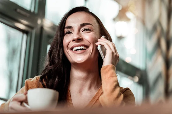 Portrait de femme heureuse qui parle par téléphone — Photo