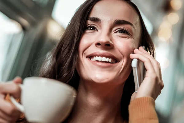 Primer plano de increíble hembra que sostiene el teléfono — Foto de Stock