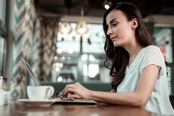 Attraktiva flicka sitter framför hennes gadget — Stockfoto