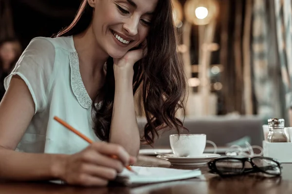 Close up van aantrekkelijke vrouw die maken businessplan — Stockfoto