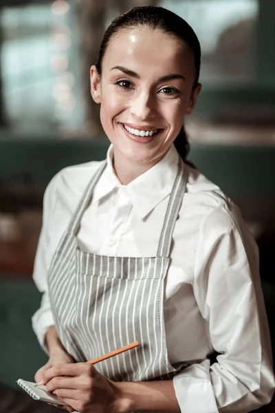 Удивительная официантка-брюнетка, работающая с большим удовольствием — стоковое фото