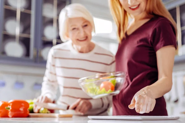 Mujer joven señalando a la pantalla después de encontrar una buena receta — Foto de Stock