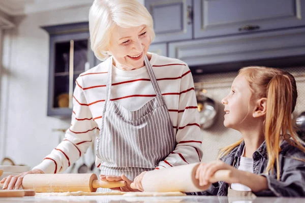 Laskavá babička s úsměvem při vaření s vnučkou hezká — Stock fotografie