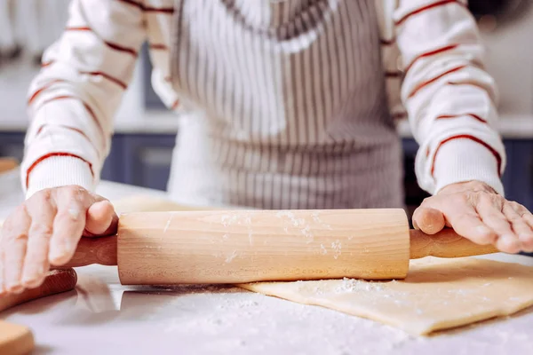 Primer plano de las manos femeninas sosteniendo el pasador de peaje y haciendo masa — Foto de Stock