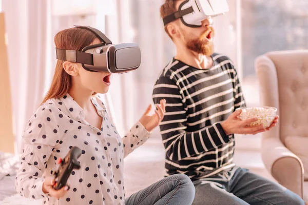 Emocional pareja viendo película en realidad virtual devic — Foto de Stock