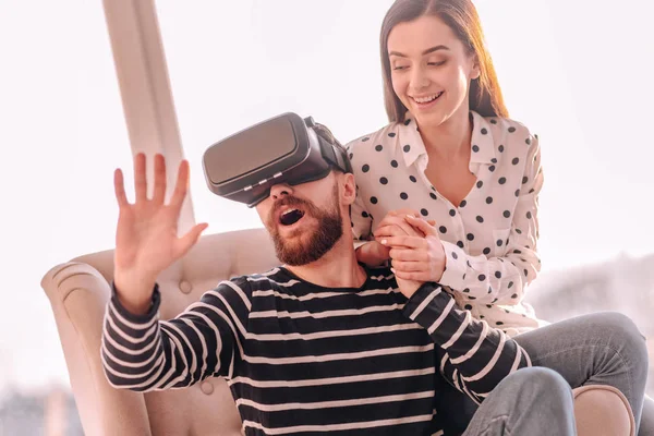 Bärtiger Mann mit Virtual-Reality-Brille — Stockfoto