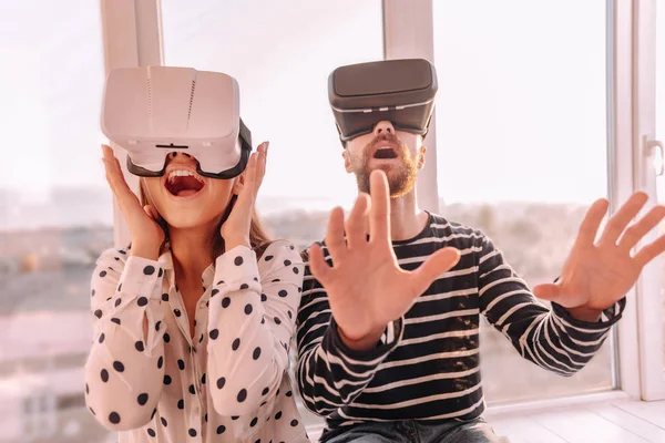 Sorprendidos marido y mujer viajando en realidad virtual — Foto de Stock
