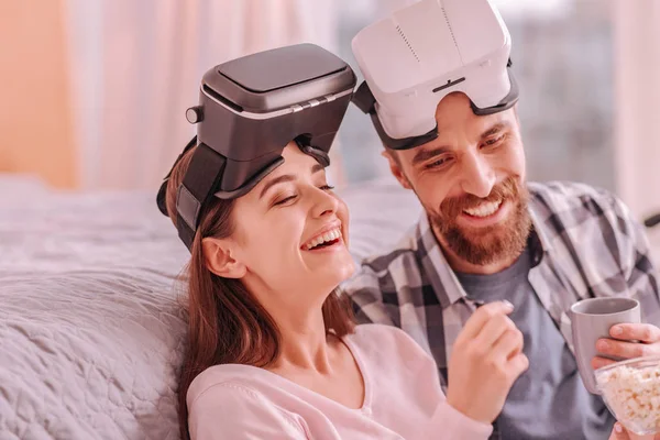 Ler man och hustru skrattar åt något — Stockfoto