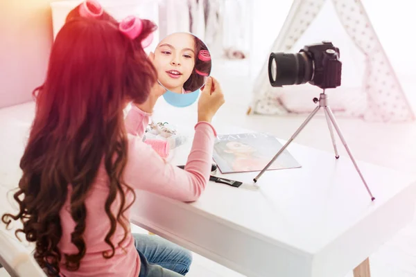 Niña hermosa haciendo pequeña presentación de vídeo participando en el concurso de belleza — Foto de Stock