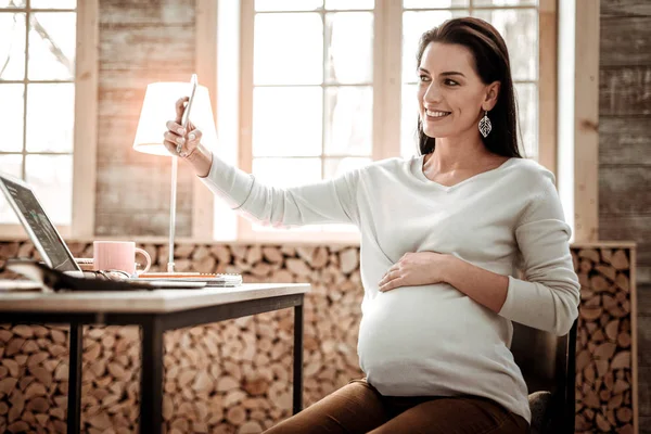 Selfie を取って楽しい幸せな妊娠中の女性 — ストック写真