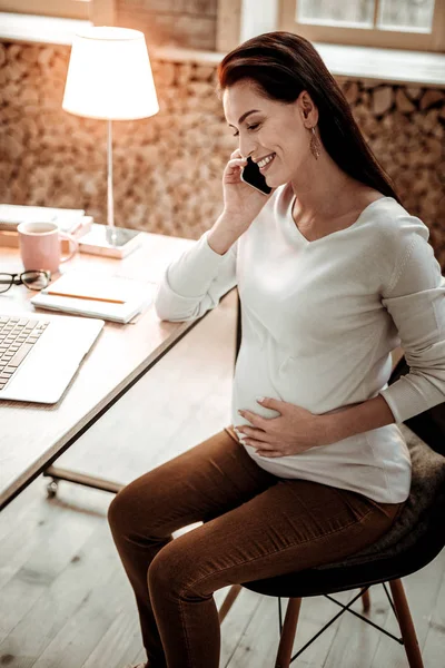 Happy pregnant woman having a phone conversation — Stock Photo, Image