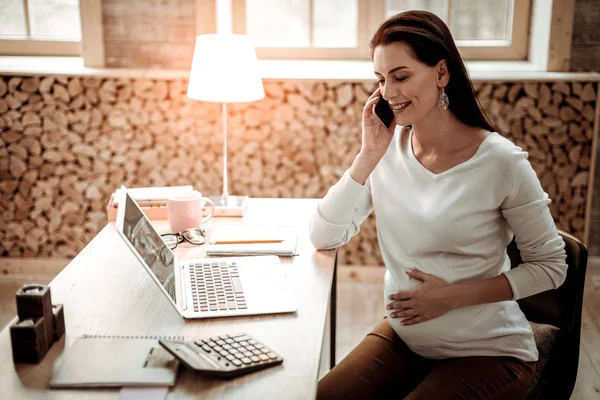 Encantada mujer de negocios inteligente respondiendo a la llamada telefónica — Foto de Stock