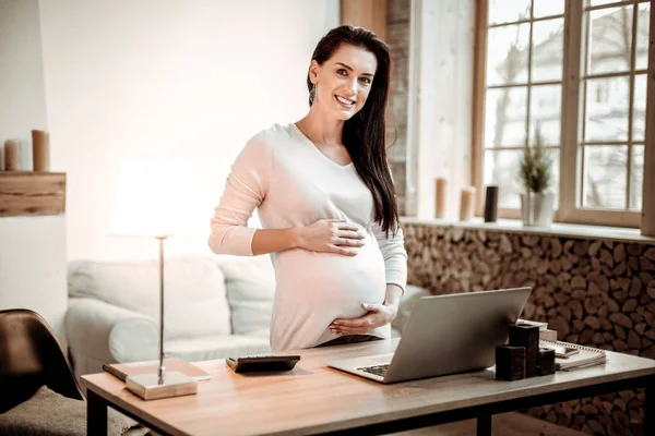 Blij zwangere jonge vrouw op zoek naar jou — Stockfoto