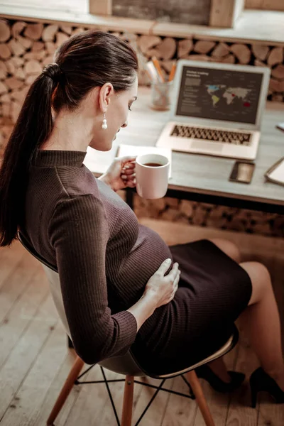 Mujer embarazada agradable hablando con su futuro bebé — Foto de Stock