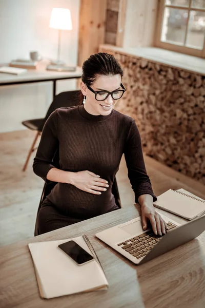 Mujer profesional inteligente utilizando el ordenador portátil en la oficina — Foto de Stock