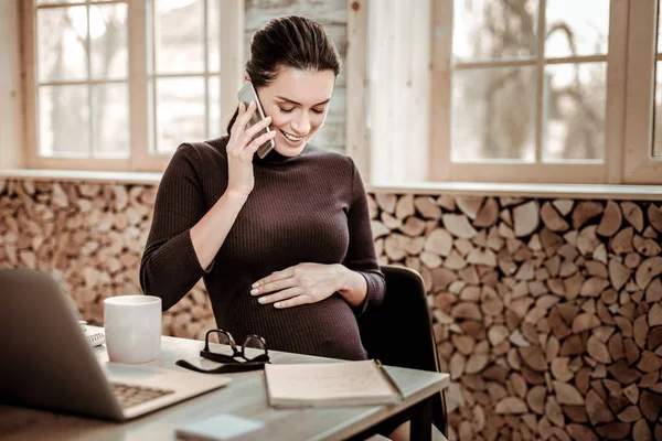 Mujer embarazada positiva haciendo una llamada telefónica — Foto de Stock