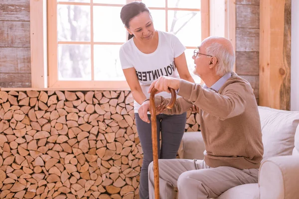 Веселая азиатка помогает своему взрослому пациенту — стоковое фото