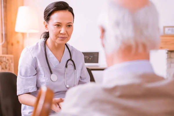 Concentrato bruna donna cercando di sostenere il suo interlocutore — Foto Stock