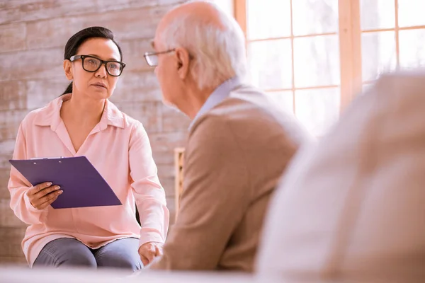 Amable joven mujer hablando con su paciente — Foto de Stock