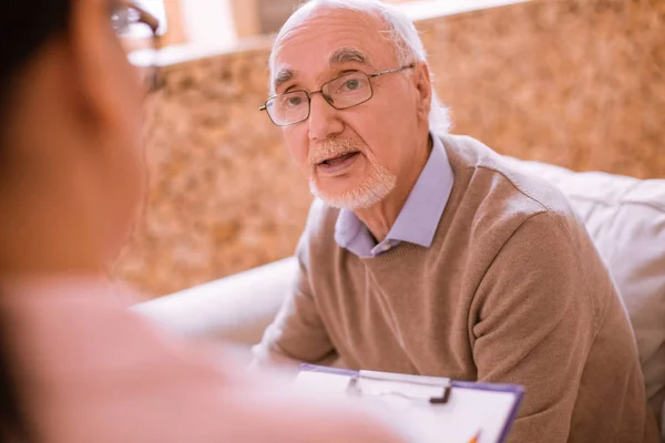 Glad mogen man kommunicerar med hans hjälpare — Stockfoto