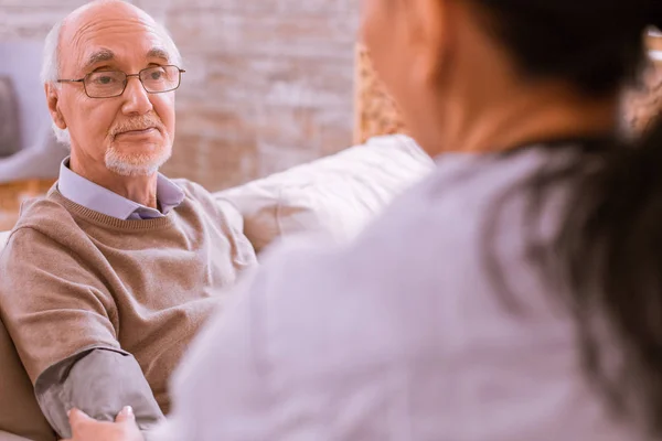 Ernstige senior mens die in alle oren — Stockfoto