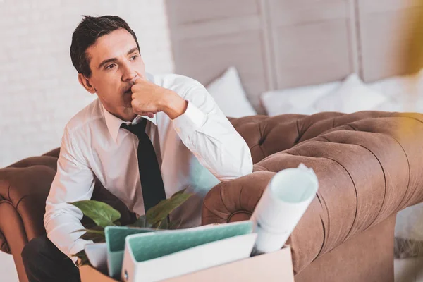 Eleganter Mann, der in die Ferne blickt und denkt — Stockfoto