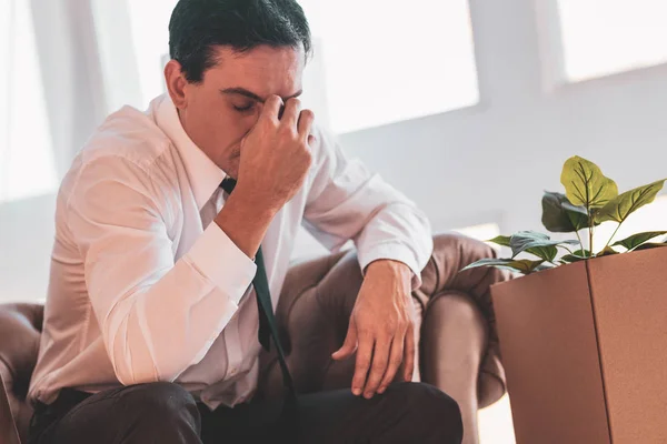 Exhausto hombre despedido cerrando los ojos y pensando —  Fotos de Stock