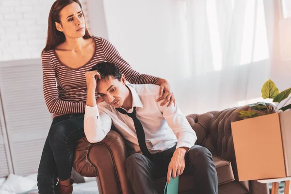 Depressieve man zitten met zijn vrouw en haar ondersteuning van het gevoel — Stockfoto