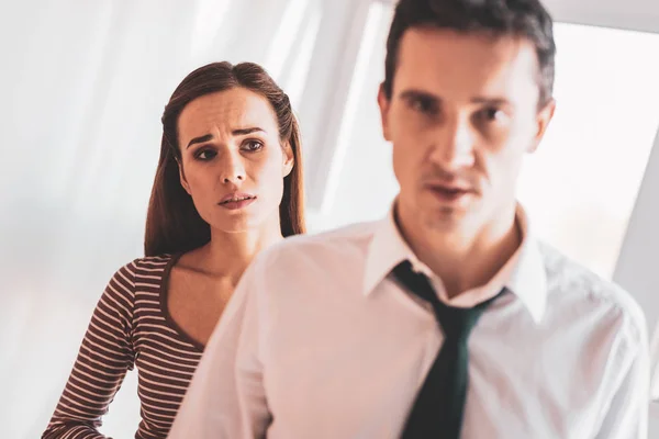 Psicóloga atenta amablemente mirando a su paciente deprimido y manteniendo la calma — Foto de Stock