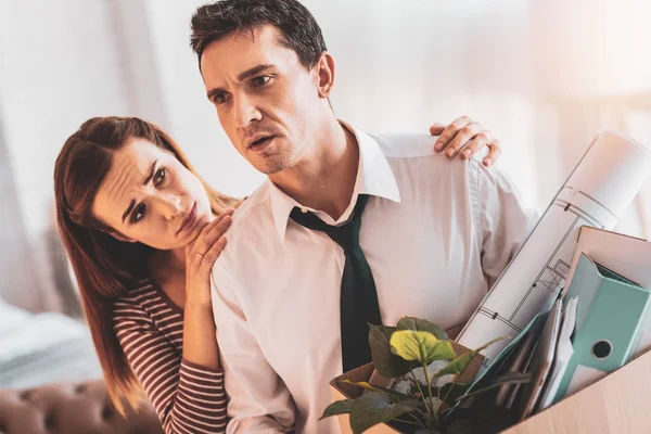 Werklozen man depressief gevoel en zijn schattig vrouw knuffelen hem — Stockfoto