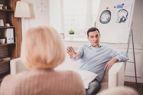 Seriös manlig person att prata med sin terapeut — Stockfoto