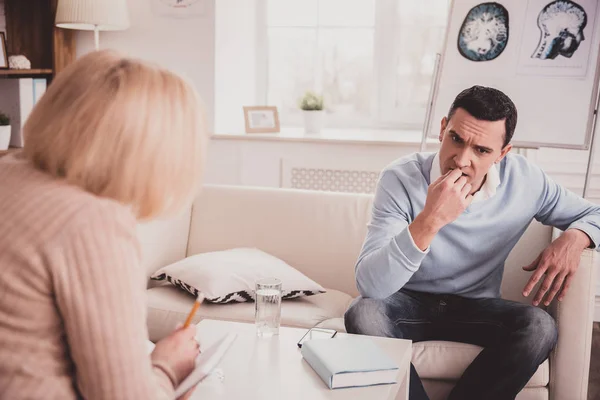 Persona masculina seria pensando en la decisión del problema — Foto de Stock