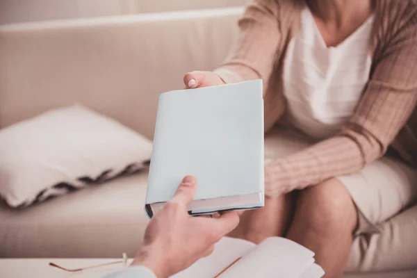 Närbild av manlig hand den talande boken — Stockfoto