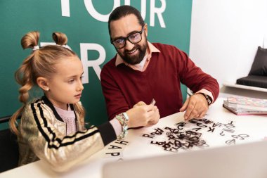 İş ile memnun. Koyu renk saçlı sakallı yetişkin öğretmen memnun seyir Eyewear