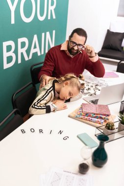 En iyi dost. Koyu renk saçlı sakallı Eyewear üzgün onun öğrencisi yakınındaki otururken destekleyici seyir yetişkin öğretmen