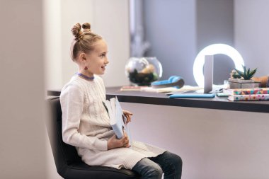 Eğlenerek. Eğlenerek görünümlü parlak küpeler sevimli mavi gözlü uzun saçlı kız