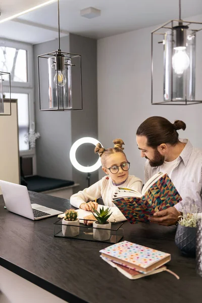 Mörkhårig skäggiga lärare i en randig skjorta talar till sin elev — Stockfoto