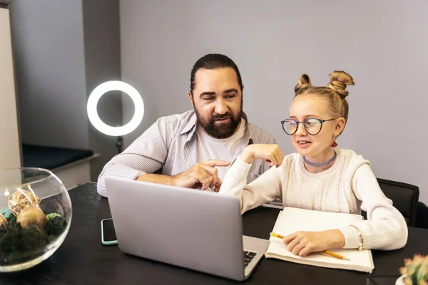 Buen Humor Chica Guapa Pelo Rubio Suéter Blanco Que Parece — Foto de Stock