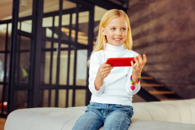 Oturma odasında olmak şirin küçük erkek