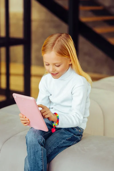 Χαριτωμένο ξανθό κορίτσι που παίζει το παιχνίδι στο tablet — Φωτογραφία Αρχείου