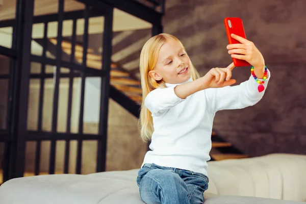 Bonita broma. Niño atractivo expresando positividad mientras mira a un lado —  Fotos de Stock