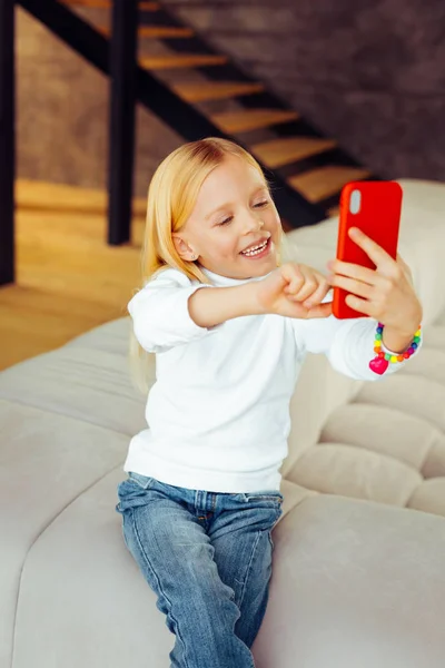 Εκπληκτικό μικρό θηλυκό χρησιμοποιώντας το smartphone με ευχαρίστηση — Φωτογραφία Αρχείου