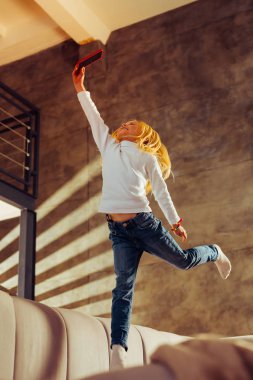 Olumlu memnun sarışın çocuk selfie fotoğraf çekme