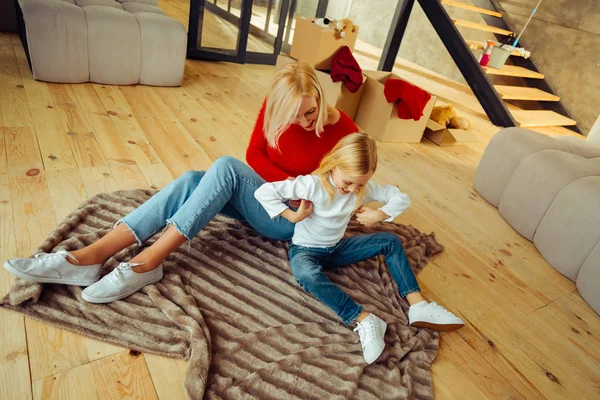 Birlikte evde oynamak olumlu memnun kadın — Stok fotoğraf