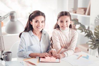 Mutlu neşeli aile evde vakit çizim zevk